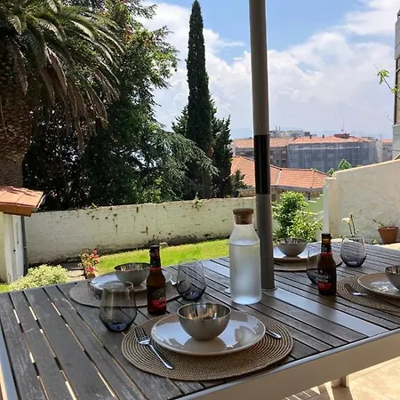 Céntrico Con Jardín En *